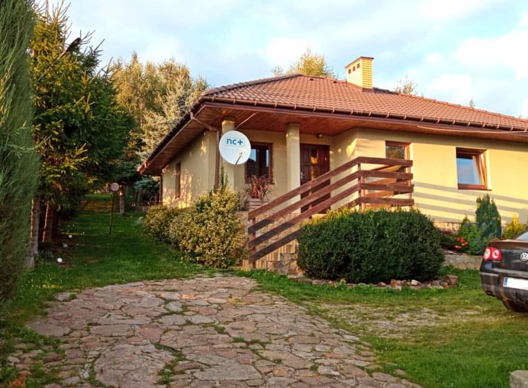 domek na działce, widok z frontu