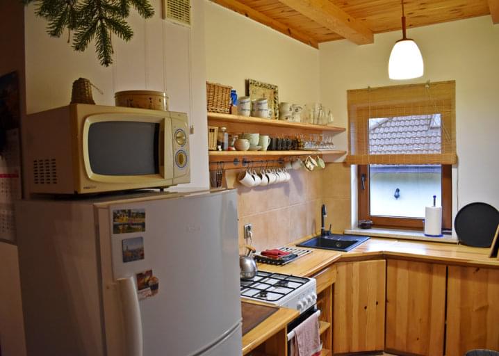 kuchnia wyposażona w niezbędne sprzęty