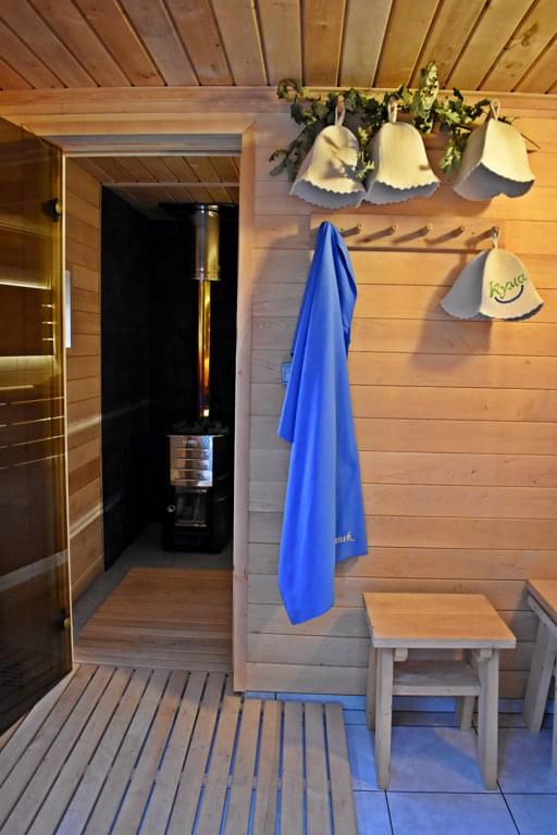 drewniane wnętrze sauny, piec